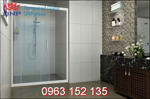 Vách kính phòng tắm nhỏ tiết kiệm diện tích mà vẫn đầy đủ tiện nghi